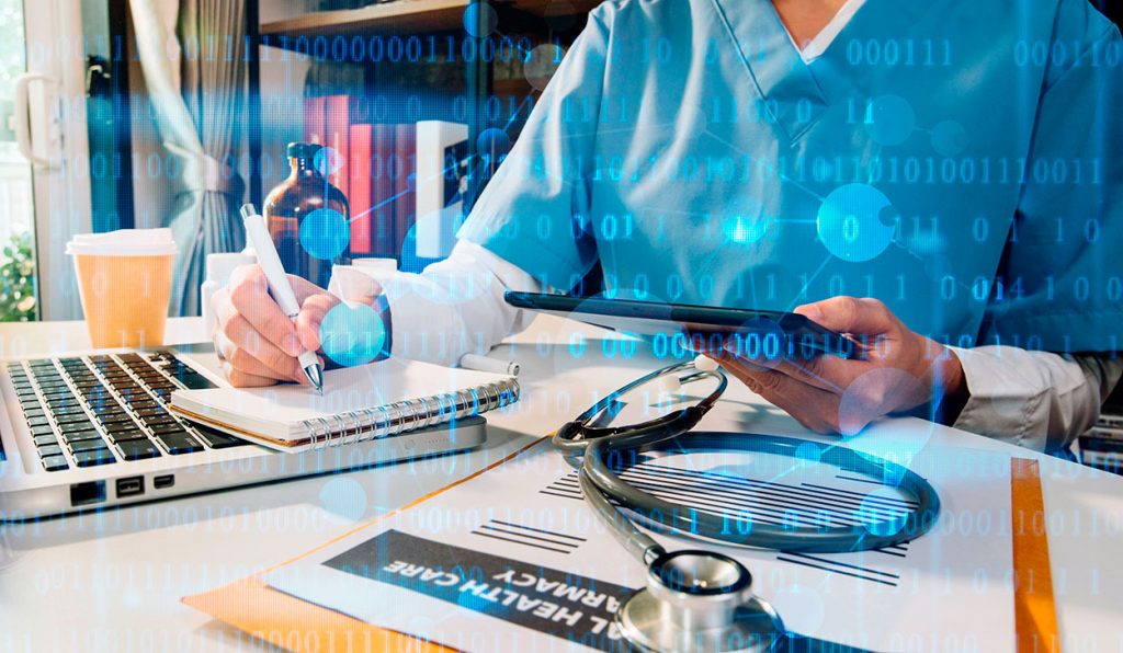Profesional de la salud revisando indicadores de gestión en una tablet